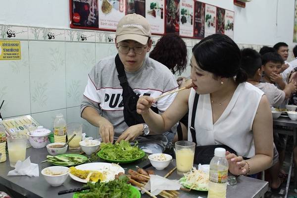 Ngoài bánh xèo, bạn có thể gọi thêm bún thịt nướng với giá 25.000 đồng một tô và thịt bò nướng 80.000 đồng một đĩa. Quán có món nem lụi được nhiều khách du lịch nước ngoài yêu thích. Những chiếc nem được làm từ thịt lợn quết nhuyễn, vo tròn trên đũa tre rồi nướng qua than hồng giá 5000 đồng một chiếc