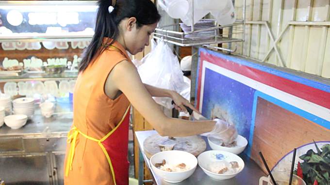 Thịt sau khi chế biến phải luôn để ráo và nguyên miếng bên ngoài, chỉ khi nào khách gọi nhà bếp mới thái thịt bỏ vào tô. Bí quyết này giúp thịt không bị nát và giữ được độ tươi ngon. Nhờ vậy thực khách thưởng thức sẽ cảm nhận được vị ngọt của nhân thịt và vị đậm đà thơm ngon của nước dùng.