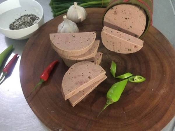 Quán mở cửa vào 6h30-13h và 17h30-22h mỗi ngày, trừ các chiều thứ 2, ngày rằm và mồng một âm lịch. Quán đông khách nhất vào những ngày cuối tuần, nếu đi trên 10 người bạn nên liên hệ trước để đặt bàn. Ngoài bún, quán bán chả bò giá 300.000 đồng một kg.