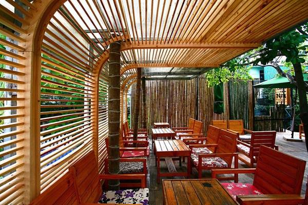 Chủ quán, cũng là kiến trúc sư thiết kế quán, chia sẻ anh không đặt nặng yếu tố kinh doanh, quán là nơi hẹn hò gặp gỡ bạn bè, đồng nghiệp, là nơi tận hưởng một không gian thanh bình. Nhiều người thích đến đây vì tìm được sự thảnh thơi thi vị. Giá đồ uống ở đây cũng rất hợp lý, 20.000 - 40.000 đồng cho các thức uống như cà phê, nước chanh hay các loại sinh tố.