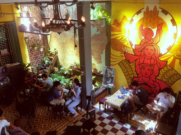 Không gian khiêm tốn của quán được chia làm nhiều góc khác nhau, không lặp lại những trang trí nên tạo sự mới mẻ. Những mảng tường màu vàng còn khiến bạn liên tưởng đến dãy phố cổ ở Hội An.