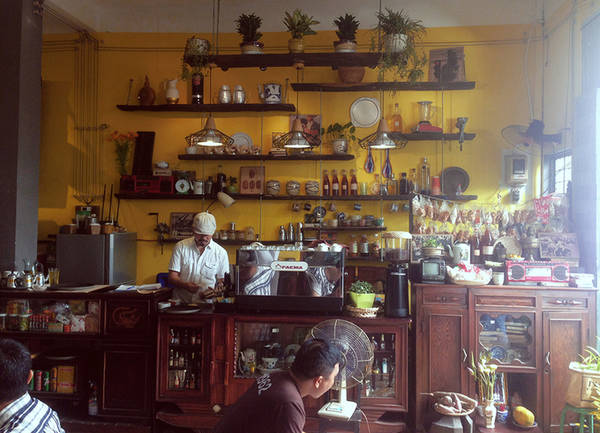 Nếu ngồi phía dưới, bạn còn được dịp quan sát người pha chế tạo ra những món đồ uống.