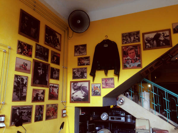 Khách đến quán hầu hết là những người thích sự hoài niệm và điều cũ kỹ. Ngồi trong không gian bình dị cùng bản nhạc xưa được chọn lọc tỉ mỉ, quán sẽ đưa bạn quay trở về những ngày quá khứ bình yên, xua đi muộn phiền trong cuộc sống thường nhật.