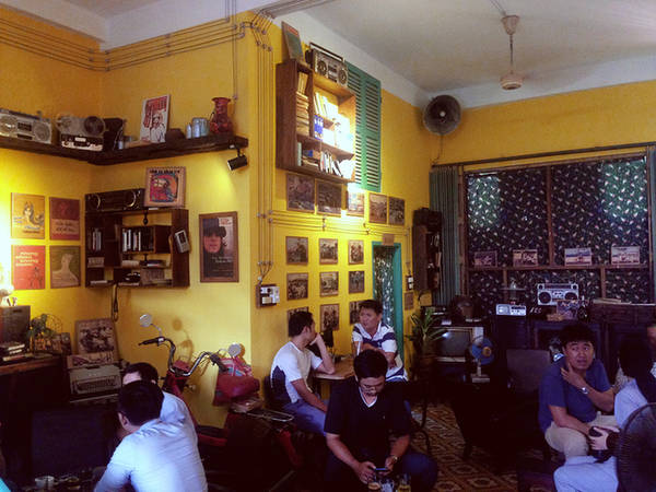 Những bức tranh đen trắng về cuộc sống, tình yêu cũng được tận dụng làm trang trí ở một góc quán.