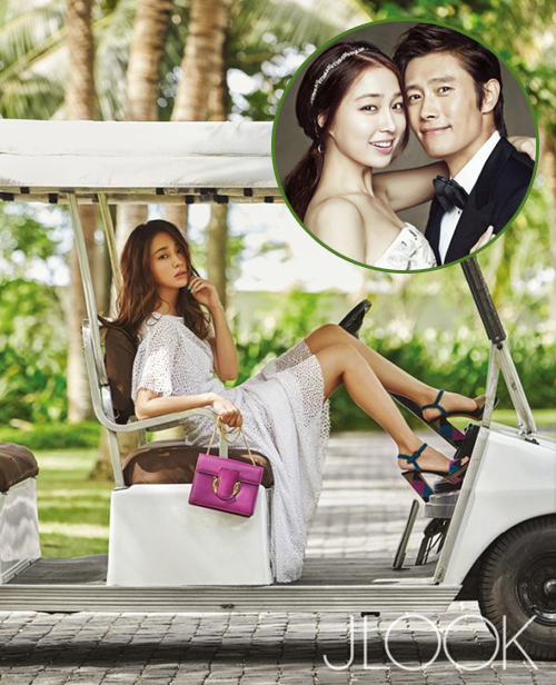 Trong số đó, phải kể đến du khách Hàn Quốc. Những năm gần đây, người Hàn có "làn sóng" du lịch Việt Nam. Có thể dễ dàng bắt gặp người Hàn Quốc ở Đà Nẵng - Hội An và không ít trong số đó là các celeb nổi tiếng xứ sở kim chi. Nổi tiếng nhất là chuyến đi hồi tháng 8/2017 của đôi vợ chồng Lee Byung Hun và Lee Min Jung. Hai người lựa chọn một khu resort sang trọng để vừa nghỉ ngơi cùng cậu con trai đầu lòng, vừa để nữ diễn viên thực hiện bộ ảnh đẹp mê hồn.