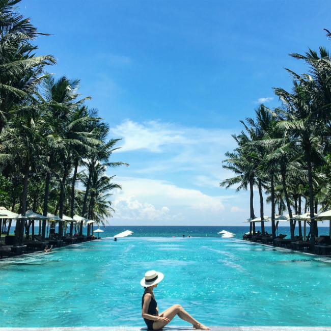 Khu resort có nhiều biệt thự hướng biển, xây dựng theo nguyên tắc phong thủy cùng phong cách kiến trúc cổ truyền, giữa lối đi là hàng dừa xanh mang đậm hình ảnh đất Việt. Có khá nhiều lựa chọn cho bạn từ biệt thự từ 1 đến 5 phòng ngủ, tất cả đều có bể bơi riêng.