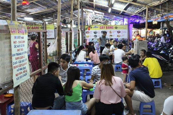 "Làng sữa chua muối" ở gần cầu Trần Thị Lý là địa chỉ nổi tiếng mà du khách sẽ được người bản địa giới thiệu khi muốn ăn món này. Từ đầu đường Phan Huy Chú kéo dài đến đường Nguyễn Thiếp, phường An Hải Tây, quận Sơn Trà tuy chỉ dài khoảng 100 m có đến hơn 20 quán.