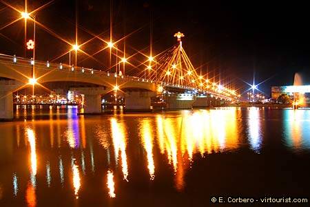 Thành phố Đà Nẵng về đêm.