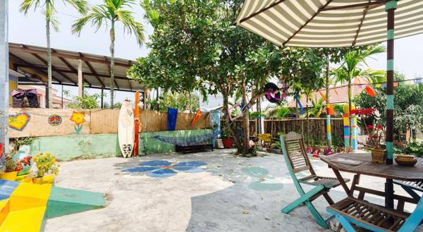 Khoảng sân nhỏ xinh phía trước The Hoi An Hippie House. Ảnh: Facebook The Hoi An Hippie House