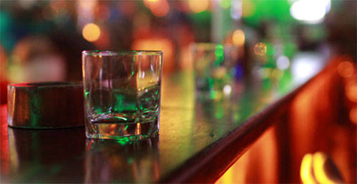 Vào quán bar thử qua các món đồ uống hấp dẫn.