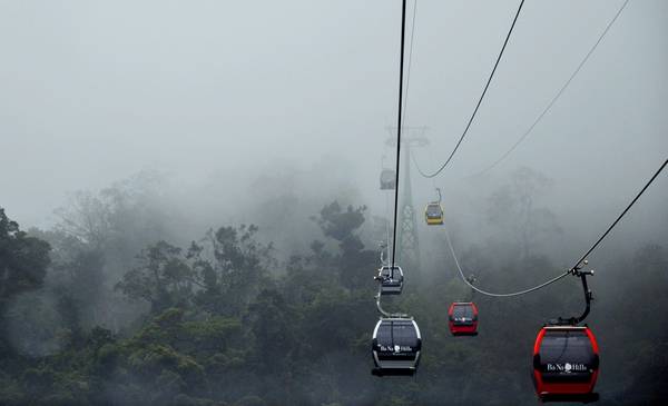 Tận hưởng cảm giác bồng bềnh trên mây khói khi đi trên cáp treo tại Bà Nà.