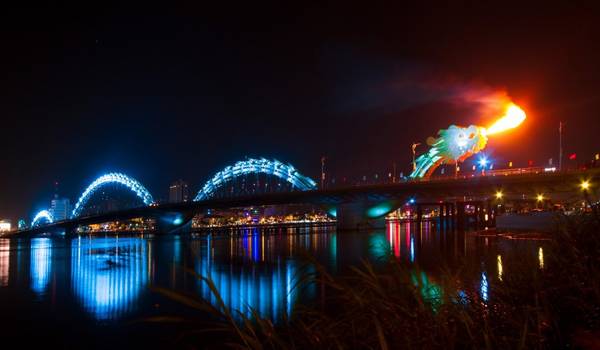 Cầu Rồng lung linh trong đêm.