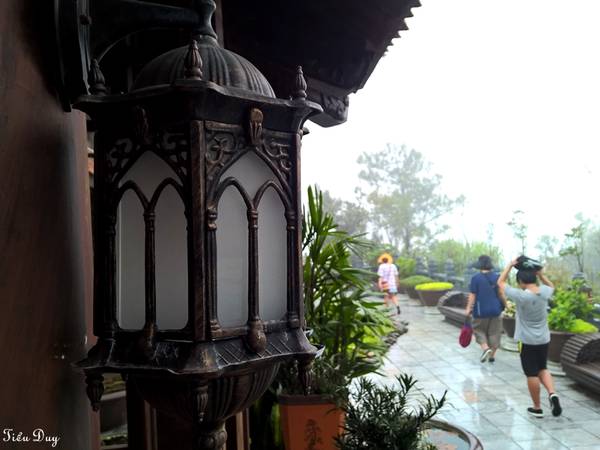 Vì nằm ở độ cao gần 1500m, mây mù bao phủ quanh năm nên nơi này hay xuất hiện những cơn mưa bất chợt. Du khách tham quan thường tạt vào để trú mưa nên cái tên Trú Vũ Trà Quán cũng bắt nguồn từ đó. Ảnh: Tiểu Duy