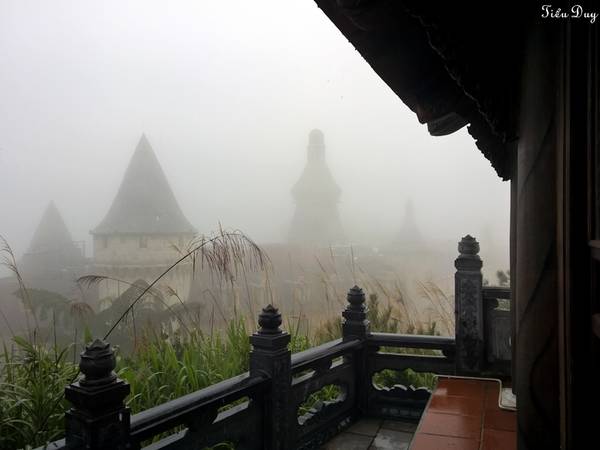 Ngồi trong nhà, bạn có thể phóng tầm mắt ra xa ngắm mây trời, rừng nguyên sinh, ngay phía dưới là khu Làng Pháp tráng lệ. Ảnh: Tiểu Duy