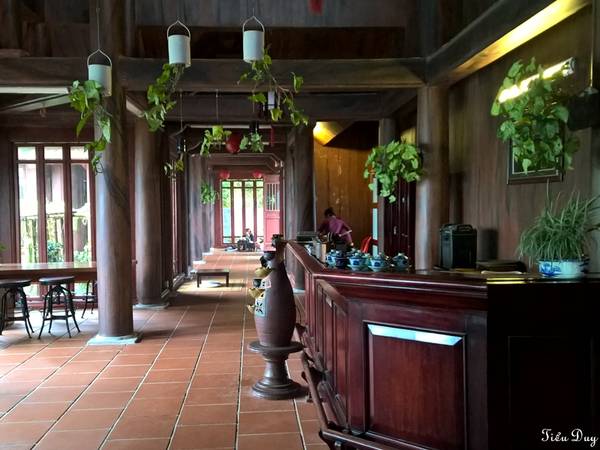 Bên trong Trú Vũ Trà Quán được bài trí theo phong cách thiền tối giản. Ảnh: Tiểu Duy