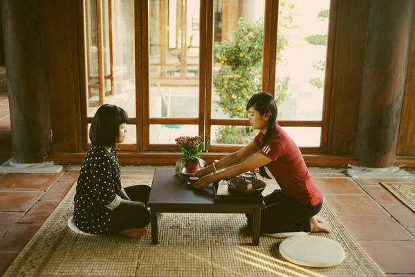 Nổi bật là những bộ bàn thấp hình vuông đặt trên chiếc chiếu đơn sơ, xung quanh là những thảm lót dùng để ngồi.