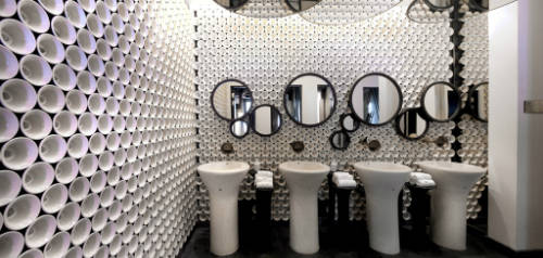 Gốm sứ Việt xuất hiện ở nhiều nơi trong khu nghỉ dưỡng.