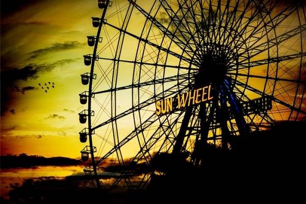 Du lich Da Nang - Vòng quay Mặt trời sẽ chính thức khai trương vào ngày 18/7 và mở cửa đón khách từ 21h đến 23h cùng ngày. Trong đêm khai trương, người dân sẽ được dịp chiêm ngưỡng những màn trình diễn nghệ thuật đặc sắc được dàn dựng công phu từ ý tưởng đến đầu tư.