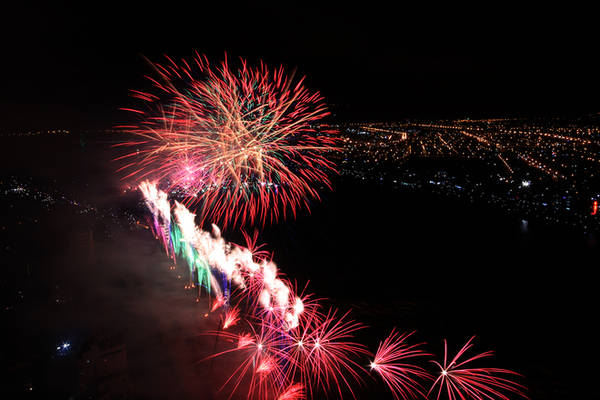 Tối 29/4, cuộc thi trình diễn pháo hoa quốc tế Đà Nẵng 2015 tiếp tục với màn tranh tài của hai đội Australia và Ba Lan. Ngay từ mở màn, đội Australia đã chọn những làn pháo cao.