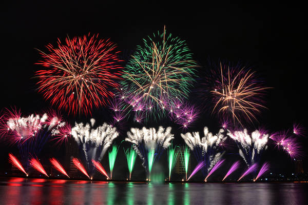 Với chủ đề "Vũ khí bí mật", phần trình bày của đội Australia đan xen sắc đỏ trên nền nhạc dồn dập.