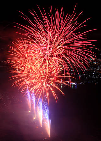 Hình ảnh chụp pháo hoa tại tầng 35 của khách sạn Novotel Đà Nẵng. Mỗi vé xem pháo hoa tại đây là một triệu đồng một khách.