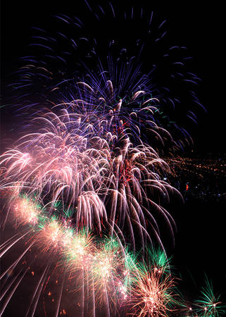 Mỗi lần đợt pháo tầm cao của đội Australia, khán giả vỗ tay không ngớt.