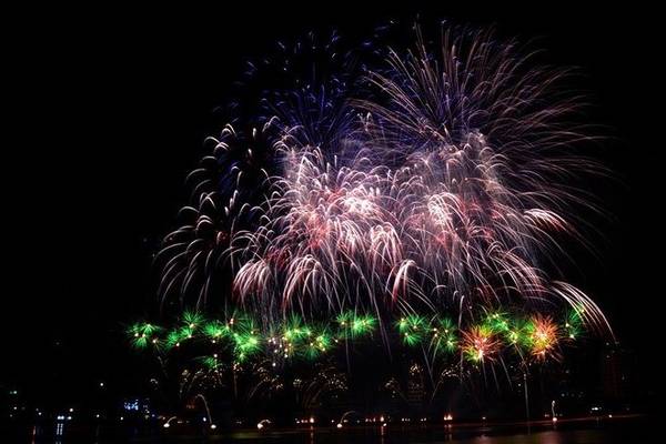 Tham gia tranh tài, đội Ba Lan chọn những đợt pháo tầm thấp với chủ đề "Vẽ tranh trên bầu trời đêm Đà Nẵng".