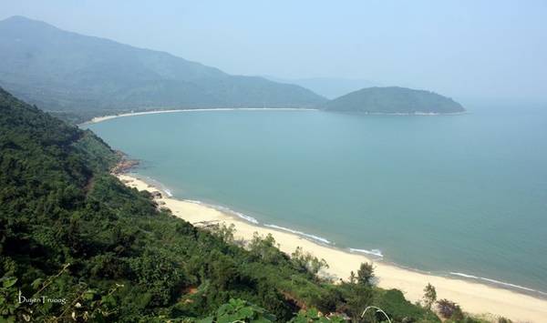 Mất khoảng gần một tiếng đi xe máy từ thành phố Đà Nẵng, mình đến đèo Hải Vân lúc 15h. Trời nắng, ấm áp, nhưng sương mù vẫn bao phủ một vài khu vực. Từ lưng chừng đèo, mình đã có thể phóng tầm mắt bao quát cả một vùng trời, và nghe hơi thở của biển cả.