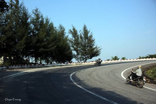 Cung đường Hải Vân chênh vênh, khúc khuỷu, có lúc uốn lượn theo triển núi, khi bất ngờ rẽ ngoặt, tạo nên những khúc cua hình zig zag mà bọn mình gọi là “những khúc cua huyền thoại”.