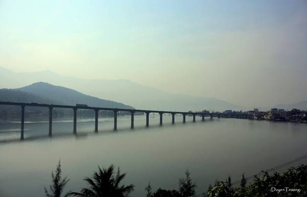 vuot-deo-hai-van-ngam-mat-troi-lan-ben-dam-lap-an-ivivu-5-1