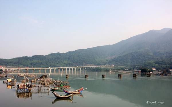 Sau một lúc mơ màng trong cái đẹp nên thơ, mình di chuyển thêm một đoạn đến làng chài. Làng chài cũng bình lặng, không xô bồ, như nét vốn có của Huế.