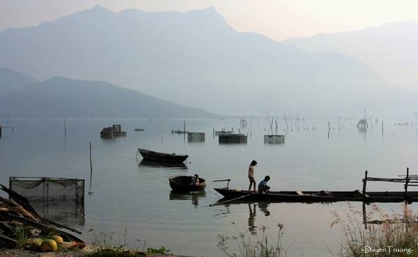 Rời Lăng Cô, mình đến đầm Lập An để kịp ngắm hoàng hôn. Đây là đầm nước lợ lớn ở Huế, và là một phần của vịnh Lăng Cô. Nhìn những hình ảnh này chỉ mơ ước: cho tôi một vé về tuổi thơ!