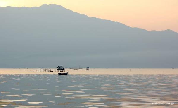 Mặt trời lặn sau dãi núi Bạch Mã, rọi ánh sáng cuối ngày vào đầm nước mênh mông. Khung cảnh nên thơ này khó tìm thấy ở nơi nào khác.